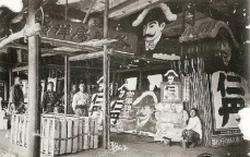 仁丹の看板を製作しているところ、1918年(森下仁丹)