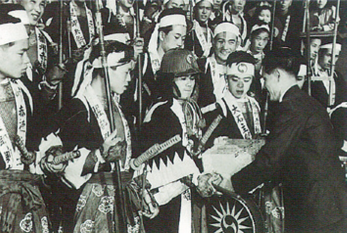    兵庫県赤穂市で行われた義士祭で四十七士に養命酒を贈呈、1954年（養命酒製造）