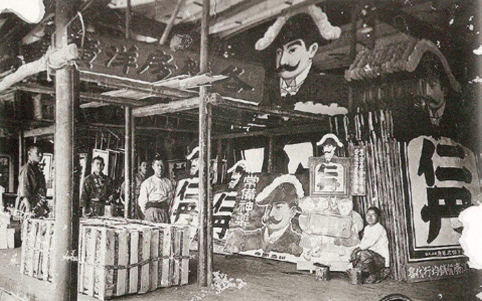 仁丹の看板を製作しているところ、1918年(森下仁丹)